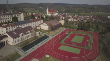 Biech, Polonya - 9 9: 2018: Kuş uçuşu sırasında küçük bir kasabanın eski bir kısmının fotoğrafı. İnsansız hava aracı ya da kuadrokopter ile hava fotoğrafçılığı. Avrupa 'da turist reklamları yap. Ortaçağ kasabası planlamak.