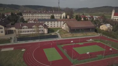 Biech, Polonya - 9 9: 2018: Kuş uçuşu sırasında küçük bir kasabanın eski bir kısmının fotoğrafı. İnsansız hava aracı ya da kuadrokopter ile hava fotoğrafçılığı. Avrupa 'da turist reklamları yap. Ortaçağ kasabası planlamak.