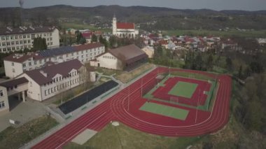 Biech, Polonya - 9 9: 2018: Kuş uçuşu sırasında küçük bir kasabanın eski bir kısmının fotoğrafı. İnsansız hava aracı ya da kuadrokopter ile hava fotoğrafçılığı. Avrupa 'da turist reklamları yap. Ortaçağ kasabası planlamak.