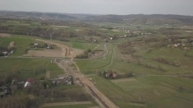 Yeşil tepelerin arasına gaz boru hattı döşenmesi. Kazılan sipere dalmak için hazırlanmış büyük yüksek basınçlı çelik borular. Stratejik endüstride arazi işleri. Enerji ve doğal kaynaklar