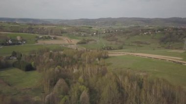 Yeşil tepelerin arasına gaz boru hattı döşenmesi. Kazılan sipere dalmak için hazırlanmış büyük yüksek basınçlı çelik borular. Stratejik endüstride arazi işleri. Enerji ve doğal kaynaklar