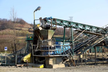 Çıkarma ve moloz sıralama için donatım unsurları. İnşaat malzemeleri üretimi. Metal konstrüksiyon taş ve kayalar ile çalışmak için. Cüruf Konveyör bant altında çakıl.