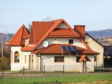 Jaslo, Polonya - 9 2 2019: Modern villa projesi. Proje açık duvar ve kahverengi bir çatı ile küçük bir Villa. Arka ve ön avlu özel bir bölge. Yeni arazi mastering ve bina.