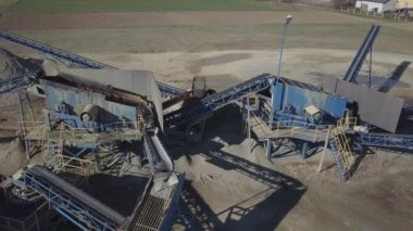 Çıkarma ve moloz sıralama için donatım unsurları. İnşaat malzemeleri üretimi. Metal konstrüksiyon taş ve kayalar ile çalışmak için. Cüruf Konveyör bant altında çakıl