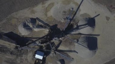 Çıkarma ve moloz sıralama için donatım unsurları. İnşaat malzemeleri üretimi. Metal konstrüksiyon taş ve kayalar ile çalışmak için. Cüruf Konveyör bant altında çakıl