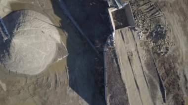 Çıkarma ve moloz sıralama için donatım unsurları. İnşaat malzemeleri üretimi. Metal konstrüksiyon taş ve kayalar ile çalışmak için. Cüruf Konveyör bant altında çakıl