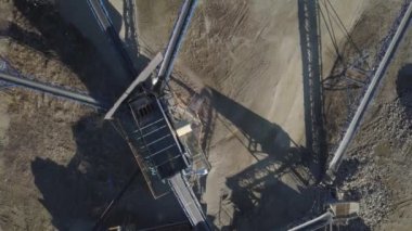 Çıkarma ve moloz sıralama için donatım unsurları. İnşaat malzemeleri üretimi. Metal konstrüksiyon taş ve kayalar ile çalışmak için. Cüruf Konveyör bant altında çakıl