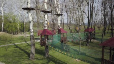 Spor etkinlikleri için İskandinav cazibe. Sigorta halat ve ilaçlar. Güvenlik yüksekliği. Aşırı spor. Aktif yaşam tarzı ve gençlik eğitimi. Stadyumda spor mermileri. Peyzaj eğlence parkı.