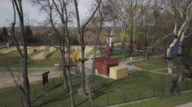 Spor etkinlikleri için İskandinav cazibe. Sigorta halat ve ilaçlar. Güvenlik yüksekliği. Aşırı spor. Aktif yaşam tarzı ve gençlik eğitimi. Stadyumda spor mermileri. Peyzaj eğlence parkı.