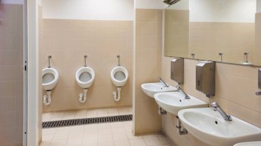 Tuvaletli bir tuvaletin içinde. Kişisel bakım için hijyenik tesislerin tasarımı. Halka açık yerlerde kişisel hijyen. Günlük hayatta seramik ürünler.