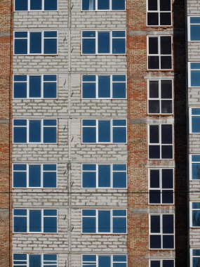 Lviv, Ukrayna - 342020: Balkonları ve büyük cam pencereleri olan çok katlı modern bir evin cephesi. Modern mimari tasarımı. Alttan üstten bak. Modern şehir mimarisi.