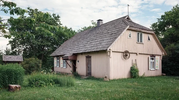 Kırsal Kesimde Geleneksel Litvanya Ahşap Evi Litvanya Daki Plateliai Köyü — Stok fotoğraf
