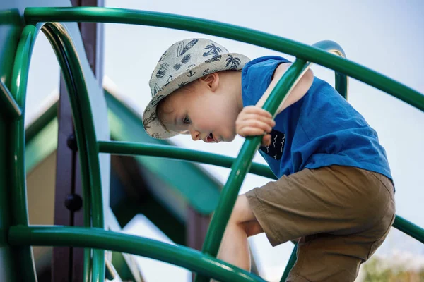 Boldog Éves Fiú Mászik Játszik Szabadtéri Játszótéren Városi Parkban Stock Kép