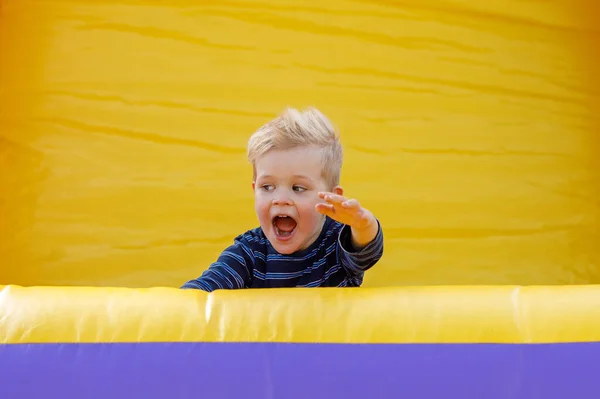 Uma Criança Feliz Grita Playground Amarelo Inflável Parque Diversões Para — Fotografia de Stock