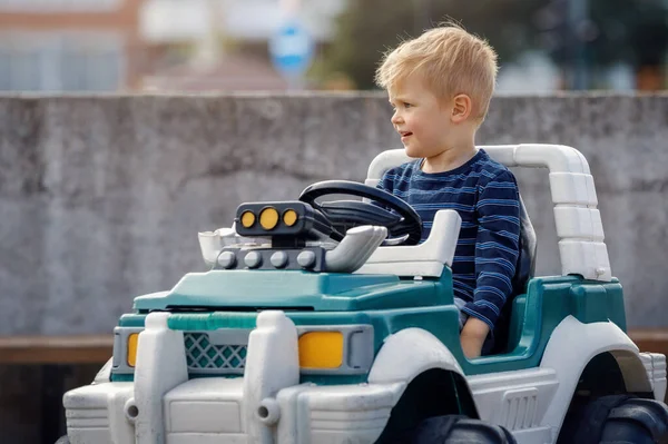 Gelukkig Blond Kleine Jongen Een Groot Speelgoed Batterij Aangedreven Auto Stockfoto