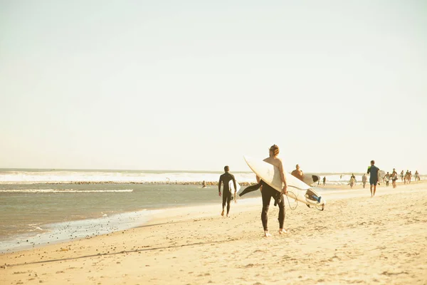 Människor Går Stranden Solnedgången — Stockfoto