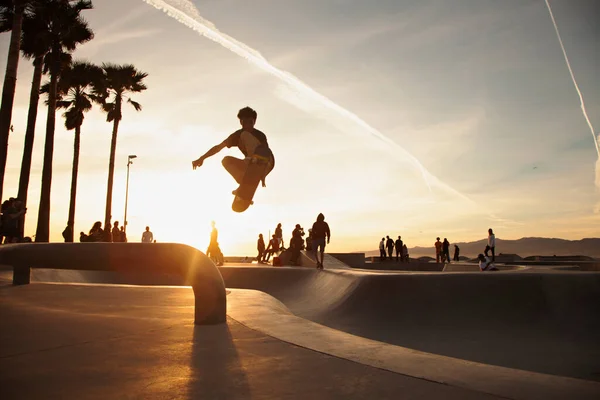 Teenage Boy Skating Skatepark Sunset — Stock Photo, Image