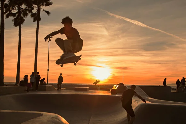 Adolescente Patinando Skatepark Durante Atardecer — Foto de Stock