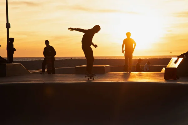 Ragazzo Adolescente Che Pattina Allo Skatepark Durante Tramonto — Foto Stock