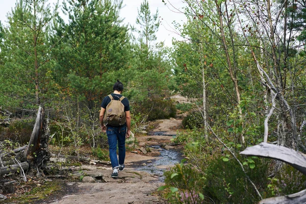 Ormanda Akarsuda Yürüyen Bir Adam — Stok fotoğraf
