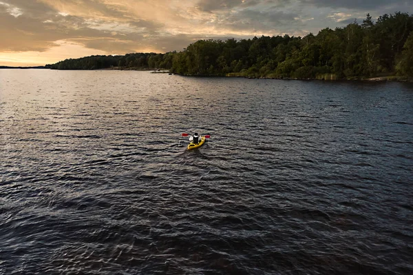 Kayak Uomo Sul Lago Durante Tramonto — Foto Stock