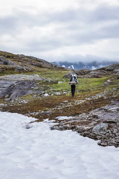 Mann Wandert Felsen Auf Berg — Stockfoto