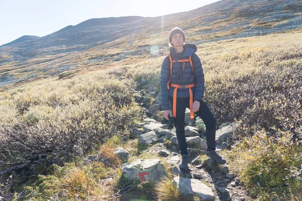 Junger Mann Wandert Berg — Stockfoto