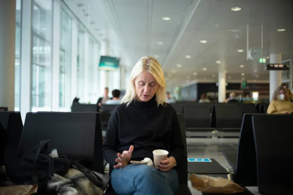 Mujer Con Taza Café Teléfono Inteligente Sentado Aeropuerto —  Fotos de Stock