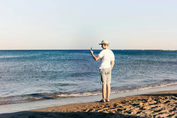 Мальчик Фотографирует Пляже — стоковое фото