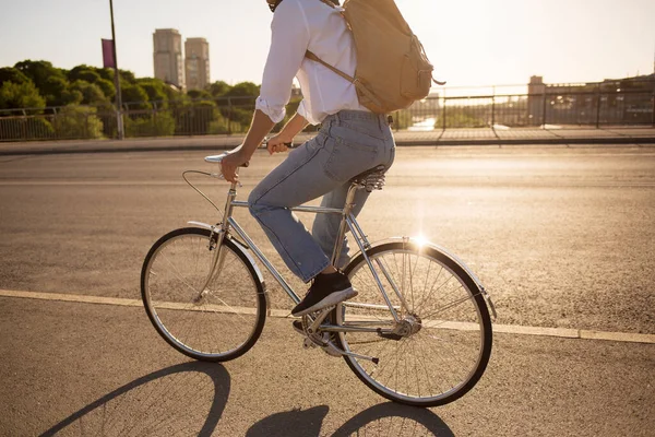Uomo Bicicletta Sulla Strada Della Città — Foto Stock