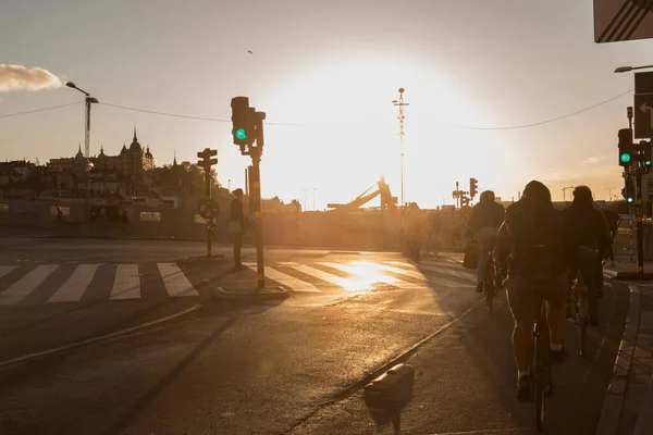 Radfahrer Bei Sonnenuntergang Auf Der Straße — Stockfoto