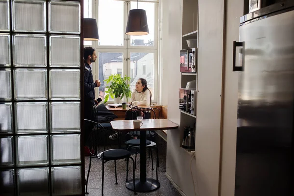 Mitarbeiter Unterhalten Sich Büro Pausenraum — Stockfoto