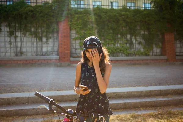 Menina Sentada Bicicleta Parque — Fotografia de Stock