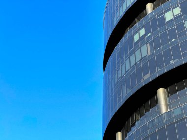 Düşük açı, siyah cam gökdelen iş merkezinin güzel geometrisinin görüntüsü.