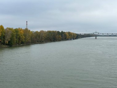 Şehir nehri Gri kasvetli gökyüzünün altında akıyor
