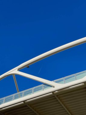 Modern beyaz köprünün güzel metal yapısının dikey kırpılmış görüntüsü