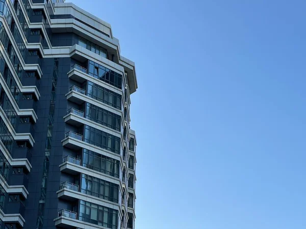 Ritaglio Moderno Condominio Cielo Blu Sullo Sfondo — Foto Stock