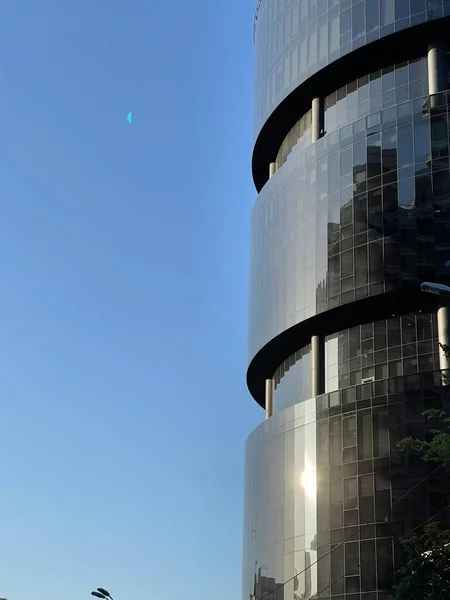 商业中心一座现代玻璃摩天大楼的垂直截图 — 图库照片