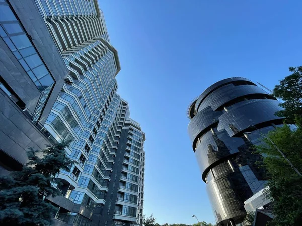 Low Wide Angle Shot Black Glass Skyscraper Modern Apartment Building — Stock Photo, Image