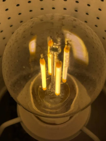 エジソン式レトロ電球の垂直閉鎖光る — ストック写真