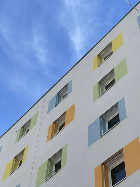Grazioso Edificio Residenziale Con Finestre Colorate Sotto Cielo Blu — Foto Stock