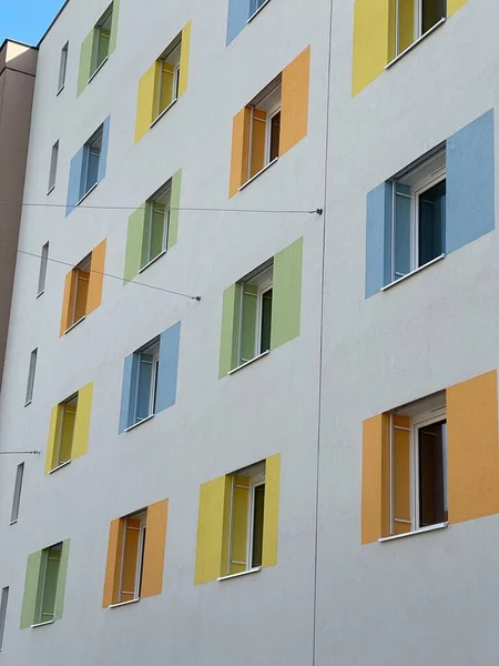 住宅楼五彩斑斓的窗户的低角度拍摄 — 图库照片