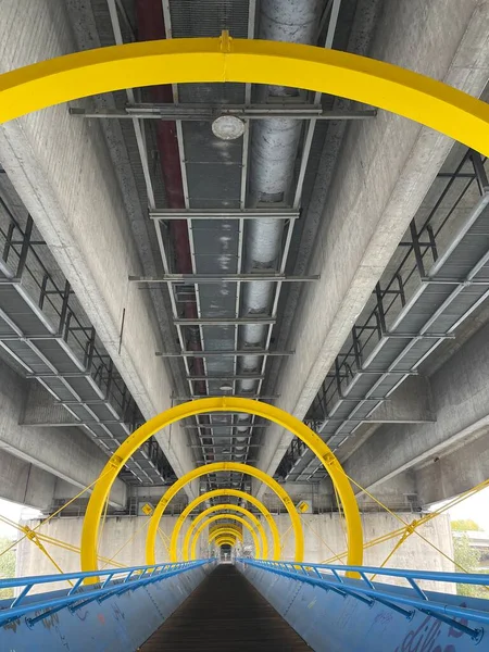 Tiro Vertical Bela Simetria Uma Estrutura Túnel Industrial — Fotografia de Stock