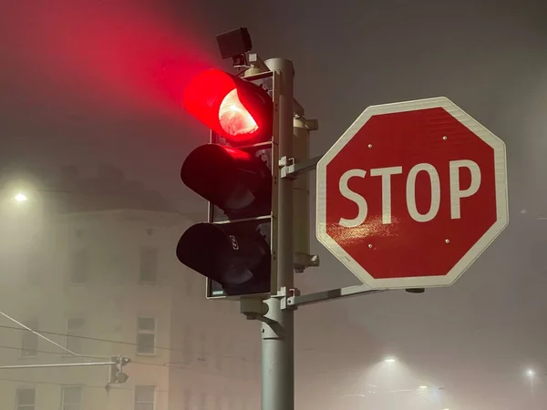 Semáforos Rojos Brillando Niebla Cerca Gran Señal Stop — Foto de Stock