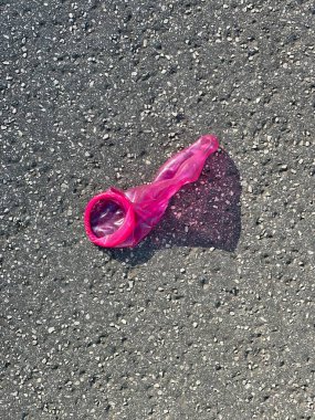 Şehirde yere atılan pembe lateks prezervatif kullanılmış.
