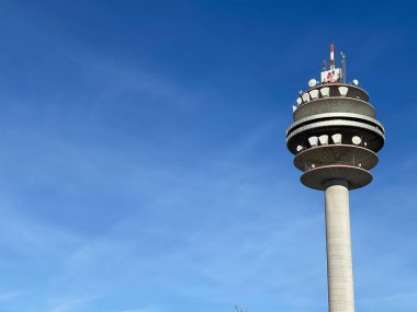Mavi gökyüzünün altındaki telekomünikasyon kulesinin alçak açılı görüntüsü