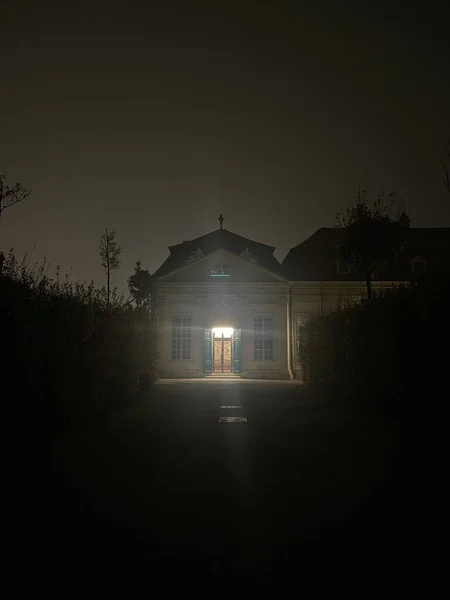 Mały Straszny Dom Świecącą Latarnią Końcu Ciemnej Alejki Nocy — Zdjęcie stockowe