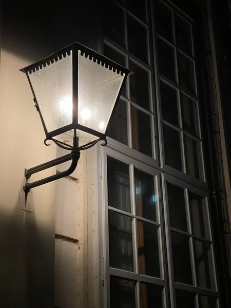 Vintage Lanterna Rua Brilhando Escuro — Fotografia de Stock