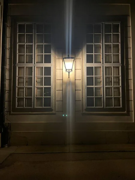 Lanterna Vintage Brilhando Escuro Parede Uma Casa Velha Com Belas — Fotografia de Stock