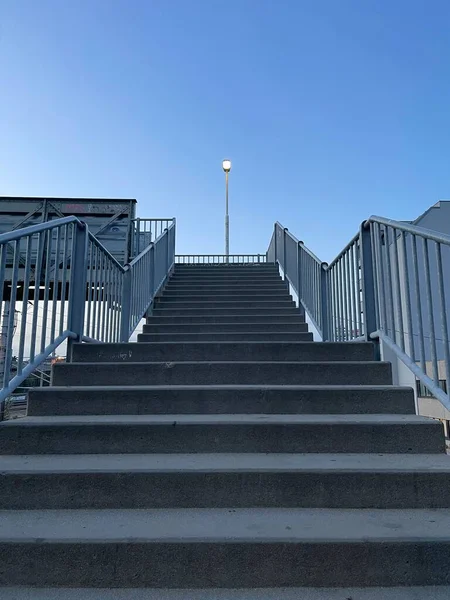 Şehirdeki Modern Beton Merdivenin Alçak Açılı Görüntüsü — Stok fotoğraf